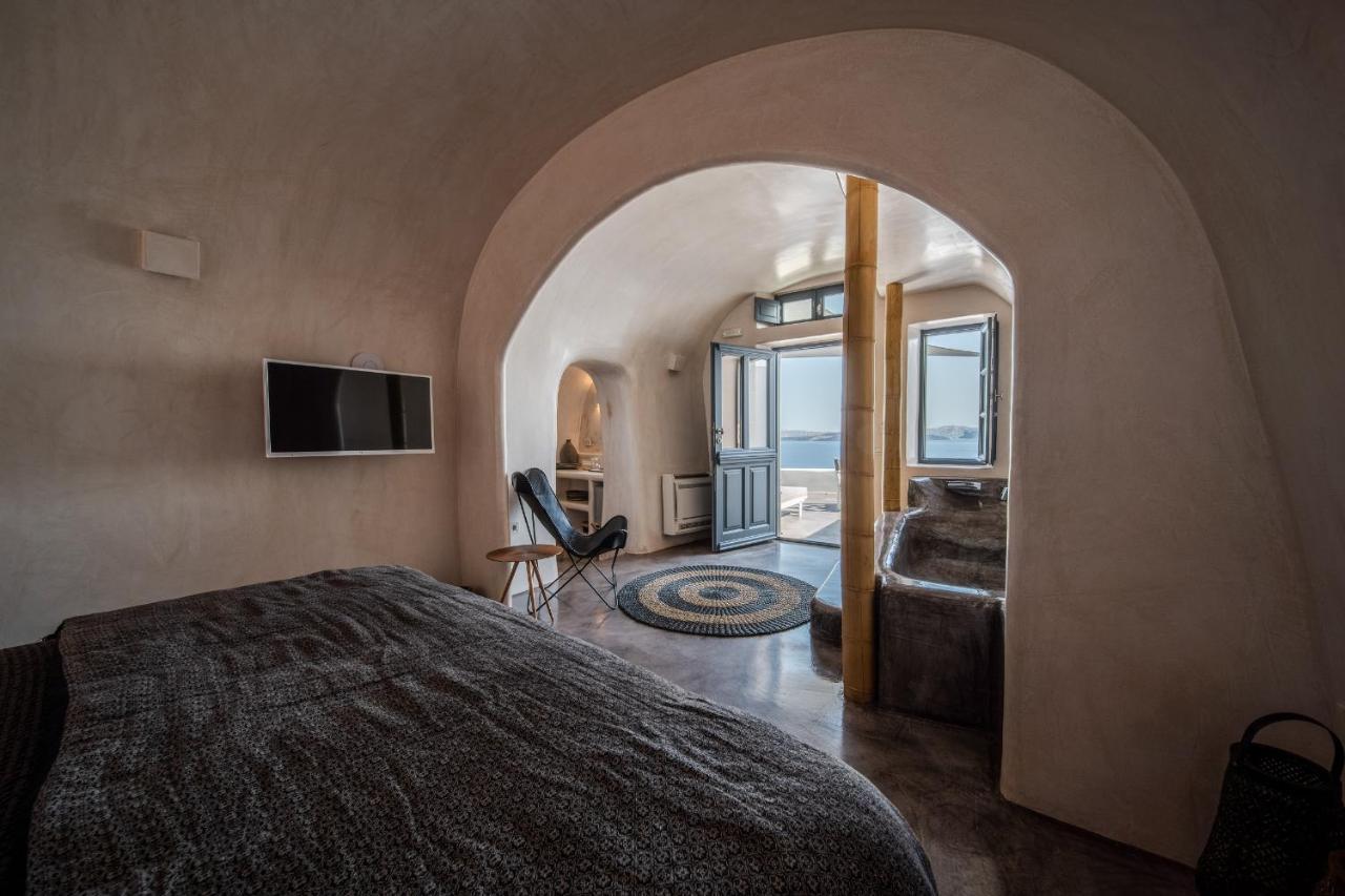 Deluxe Suite jetted tub Caldera View