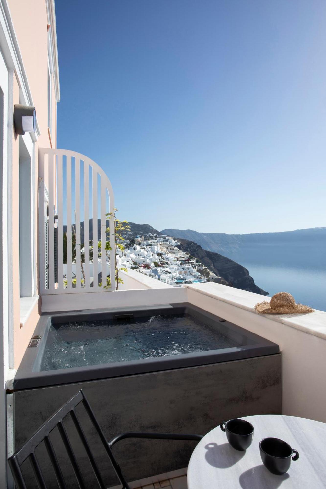 Honeymoon Suite Outdoor Hot Tub Caldera View