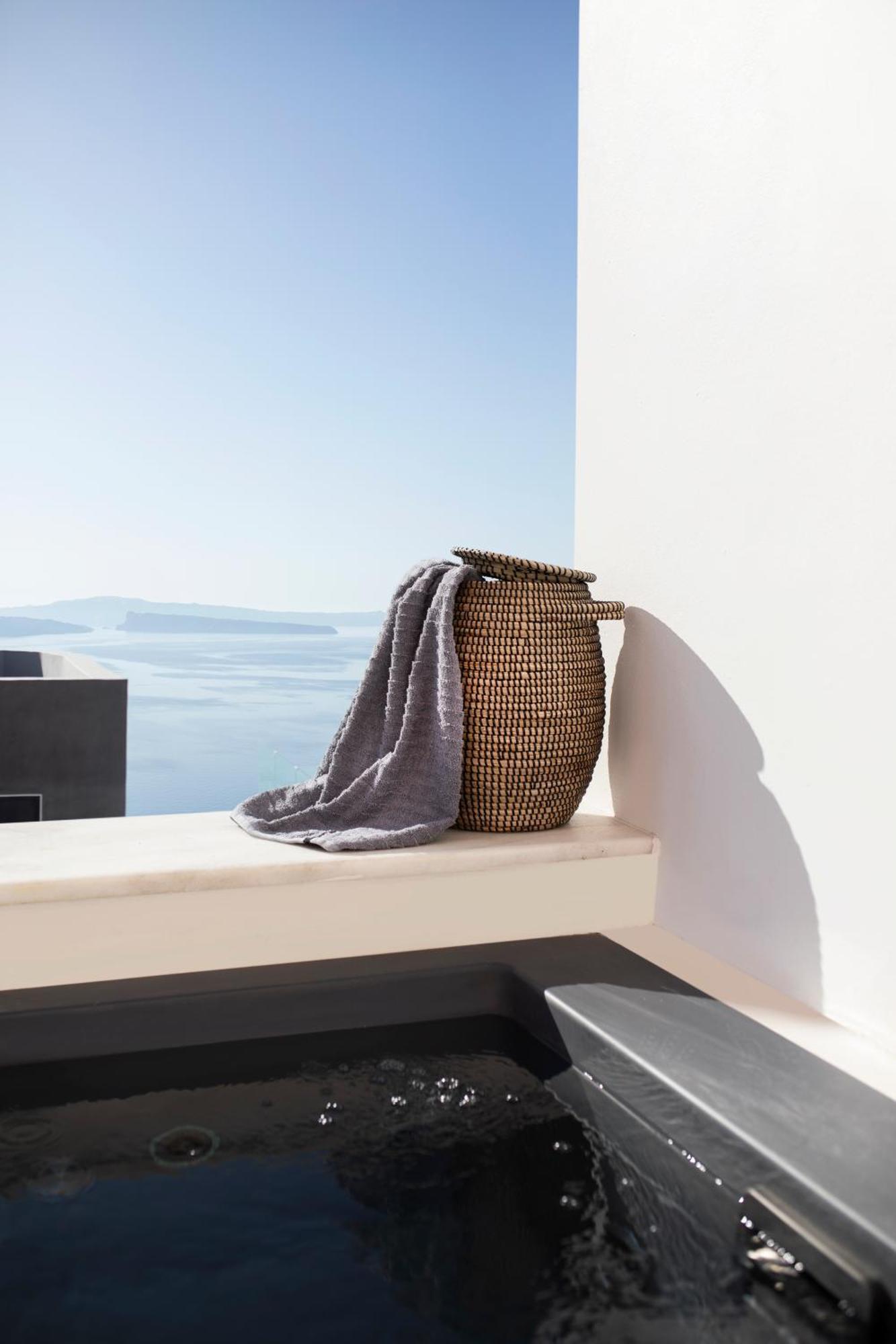 Junior Suite Outdoor Hot Tub partial Caldera View