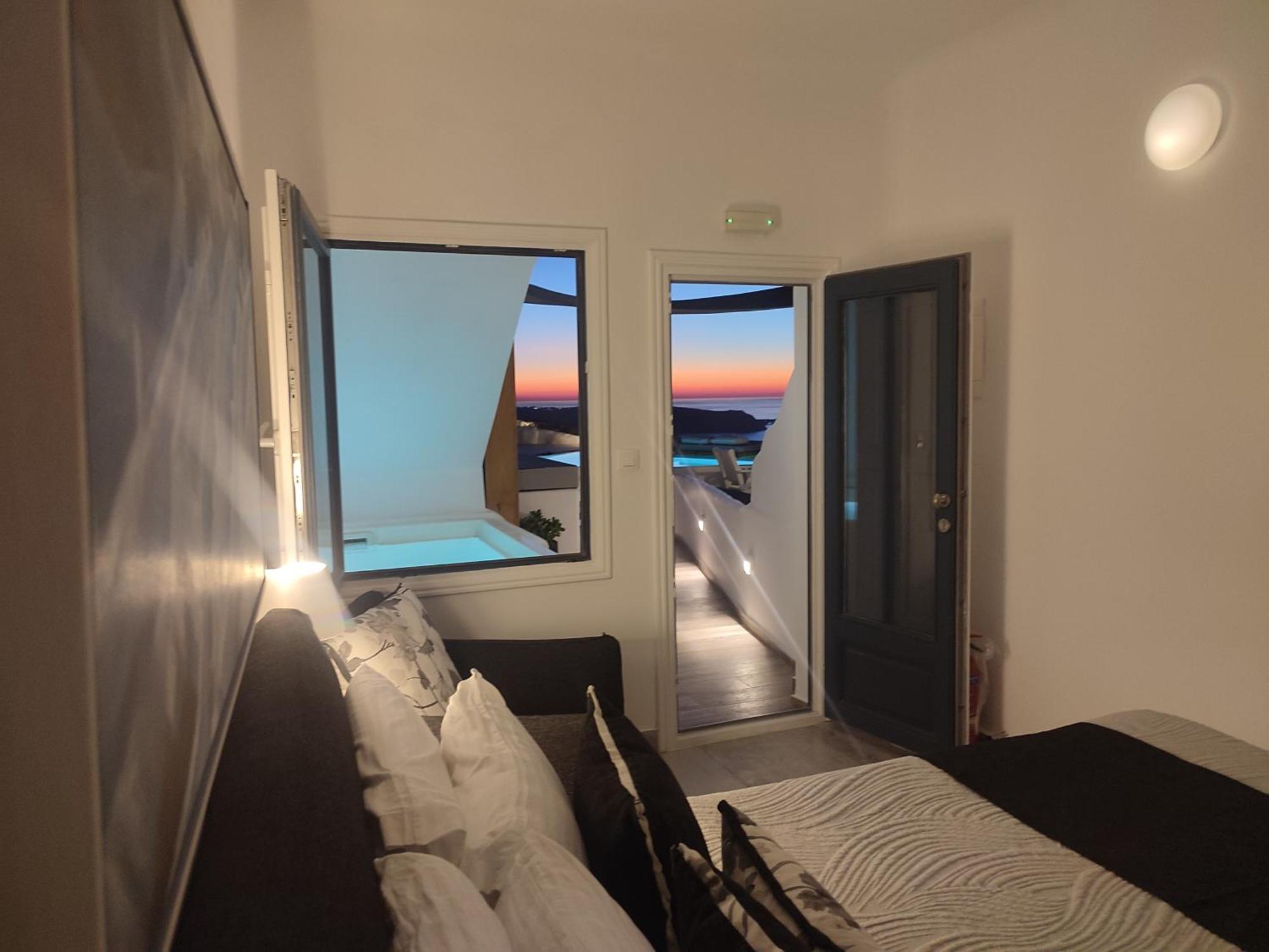 Poolfront Suite Hot Tub