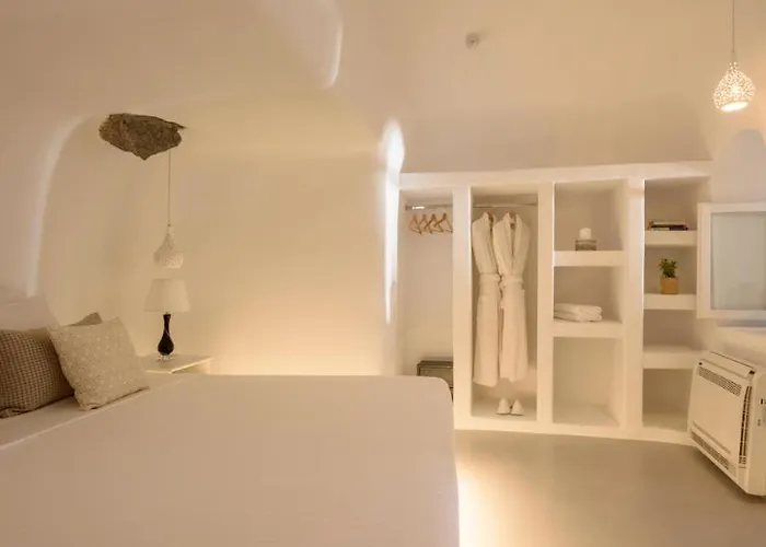 White Dream Suites Fira 