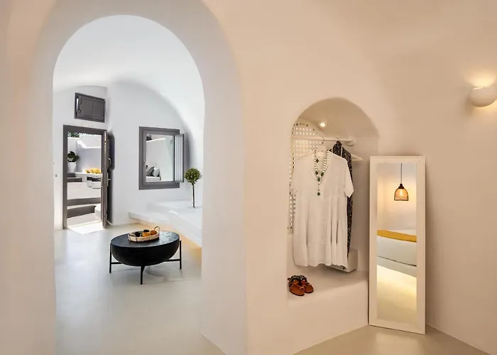 Deep In Cave Suites Fira 
