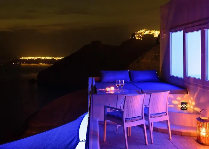 Holiday homes in Fira (Santorini)