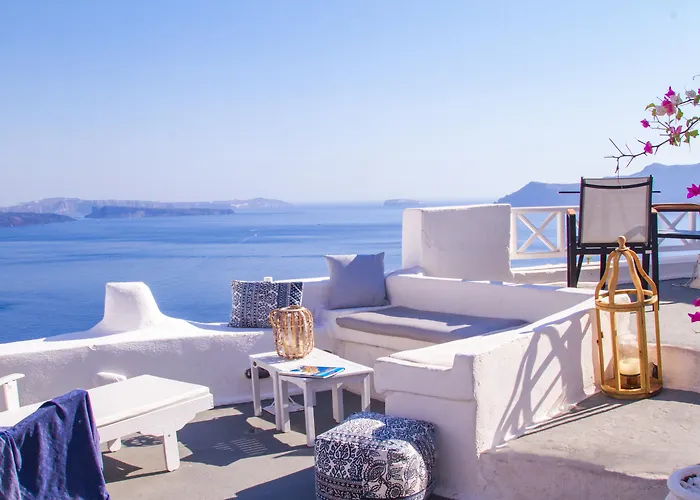 Oia (Santorini) Beach hotels