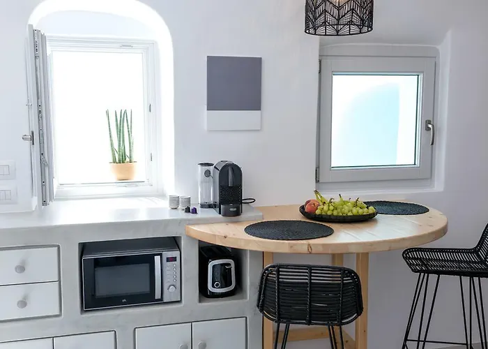 Delta Suites Oia 